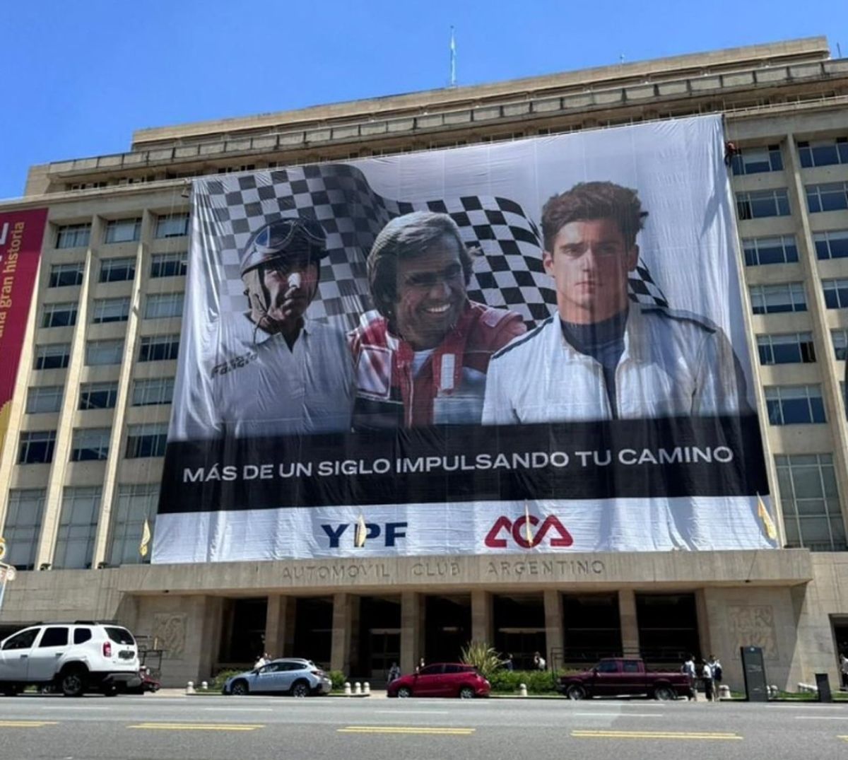 Franco Colapinto junto a Fangio y Reutemann en el ACA. Franco Colapinto junto a Fangio y Reutemann en el ACA.