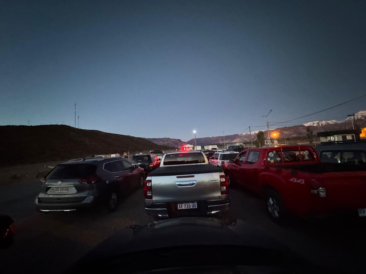 Más de 50 vehículos esperaban cruzar a Chile a primera hora de este jueves, tras la reapertura del Paso Cristo Redentor. Más de 50 vehículos esperaban cruzar a Chile a primera hora de este jueves, tras la reapertura del Paso Cristo Redentor.