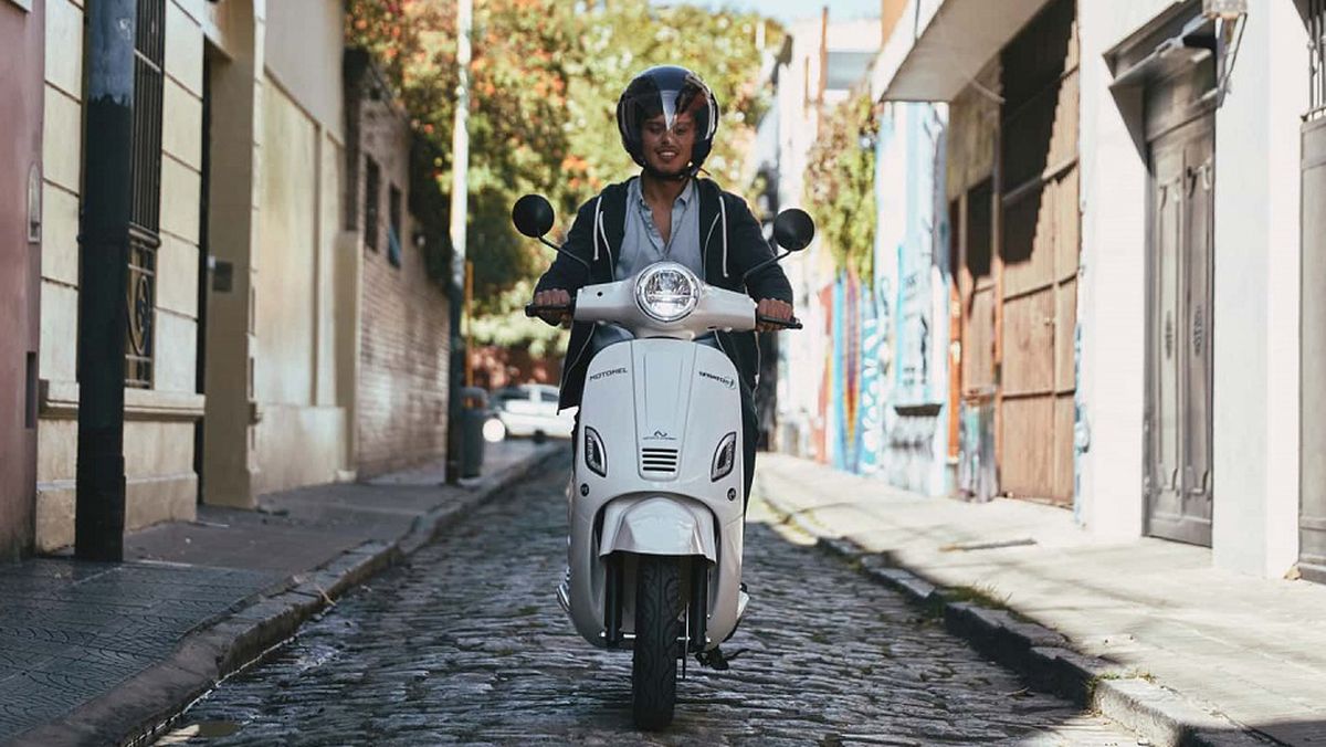 La moto eléctrica argentina que vale menos de $2,4 millones ya está a la venta.