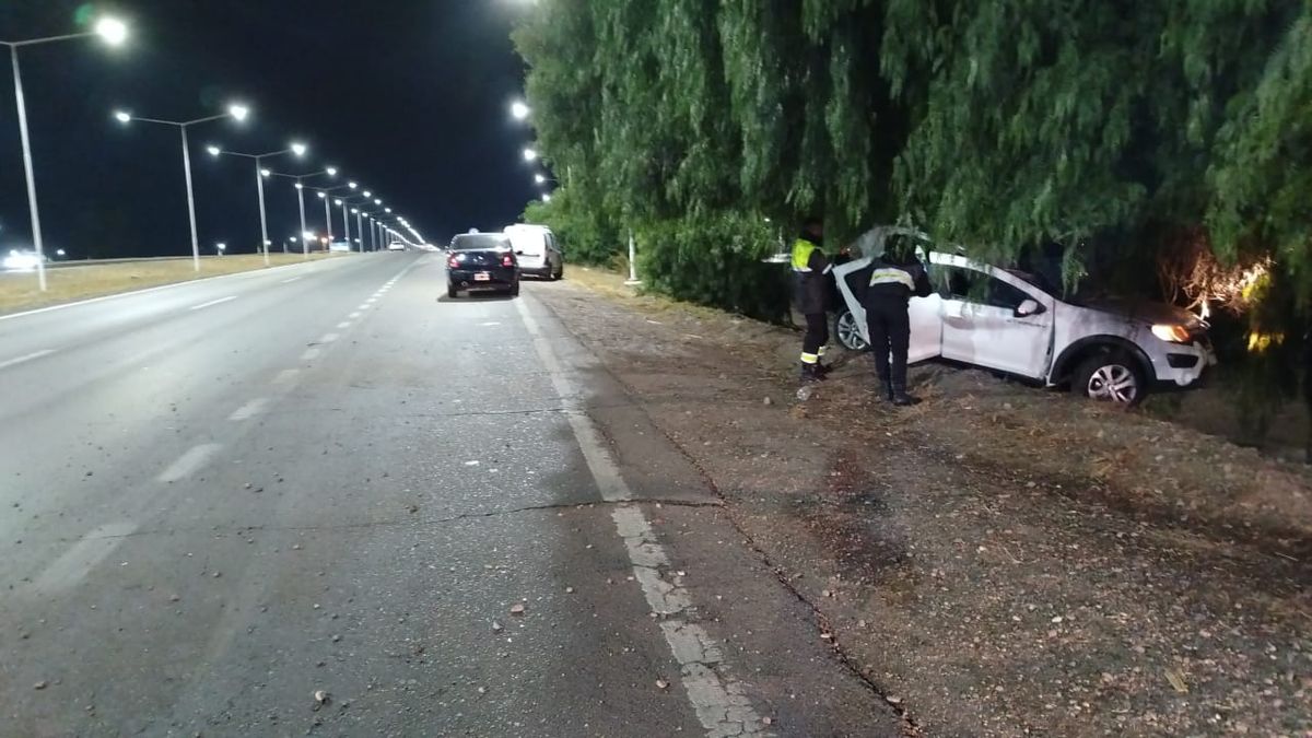 El Sandero impactó contra un árbol en Guaymallén.