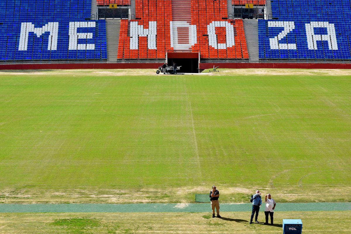 Por el Mundial Sub 20, los representantes de la FIFA hicieron una recorrida por todo el campo del Estadio Malvinas Argentinas.