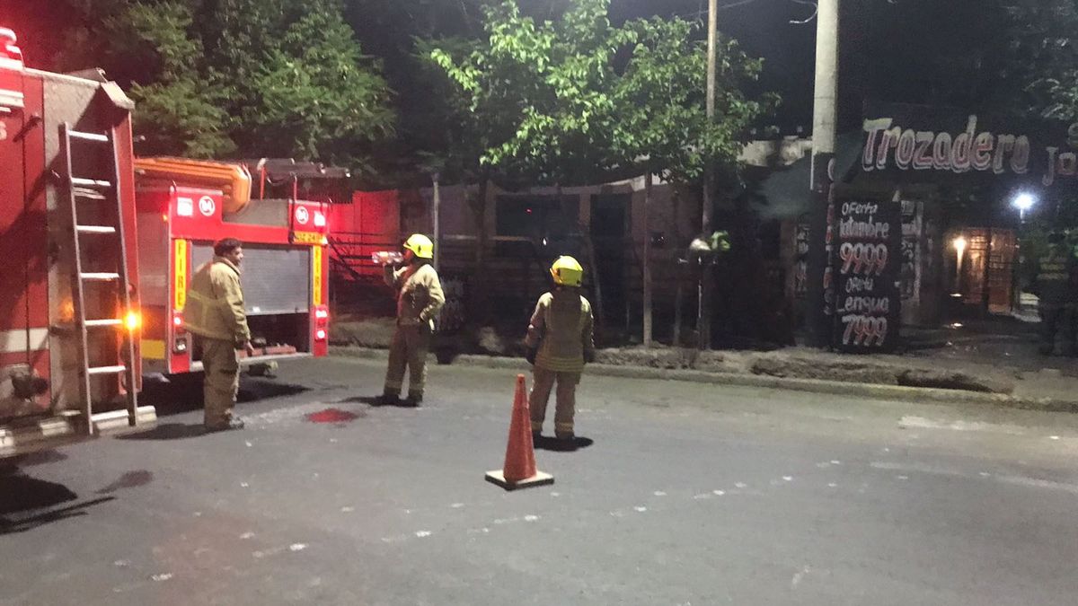 Los Bomberos controlaron el incendio cuando un empleado abrió las puertas de la carnicería, la cual tenía fuertes medidas de seguridad. Los Bomberos controlaron el incendio cuando un empleado abrió las puertas de la carnicería, la cual tenía fuertes medidas de seguridad.