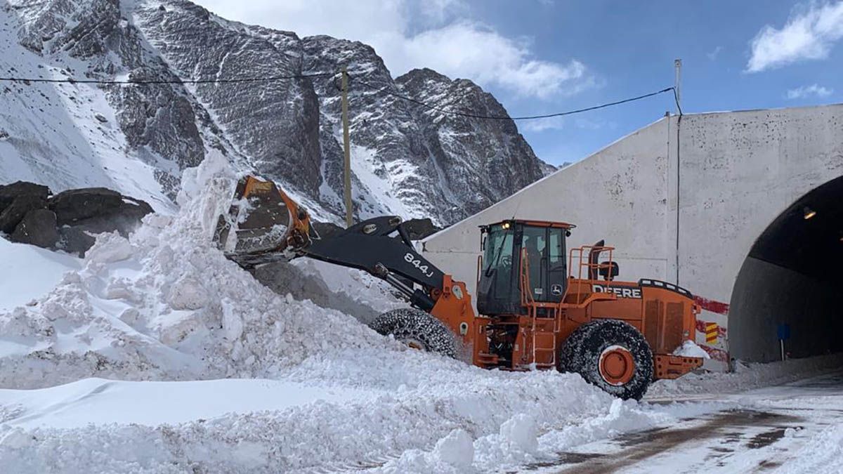 Las m&aacute;quinas trabajaron para despejar la ruta a Chile.