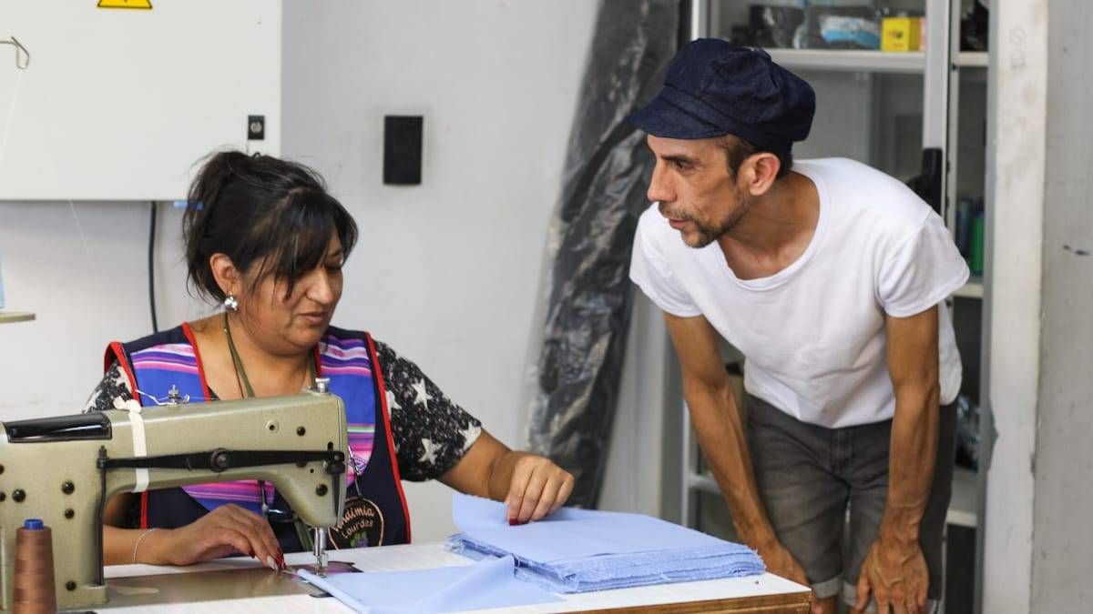 Di Carlo da instrucciones a una de las costureras de la Fiesta de la Vendimia 2025. Di Carlo da instrucciones a una de las costureras de la Fiesta de la Vendimia 2025.