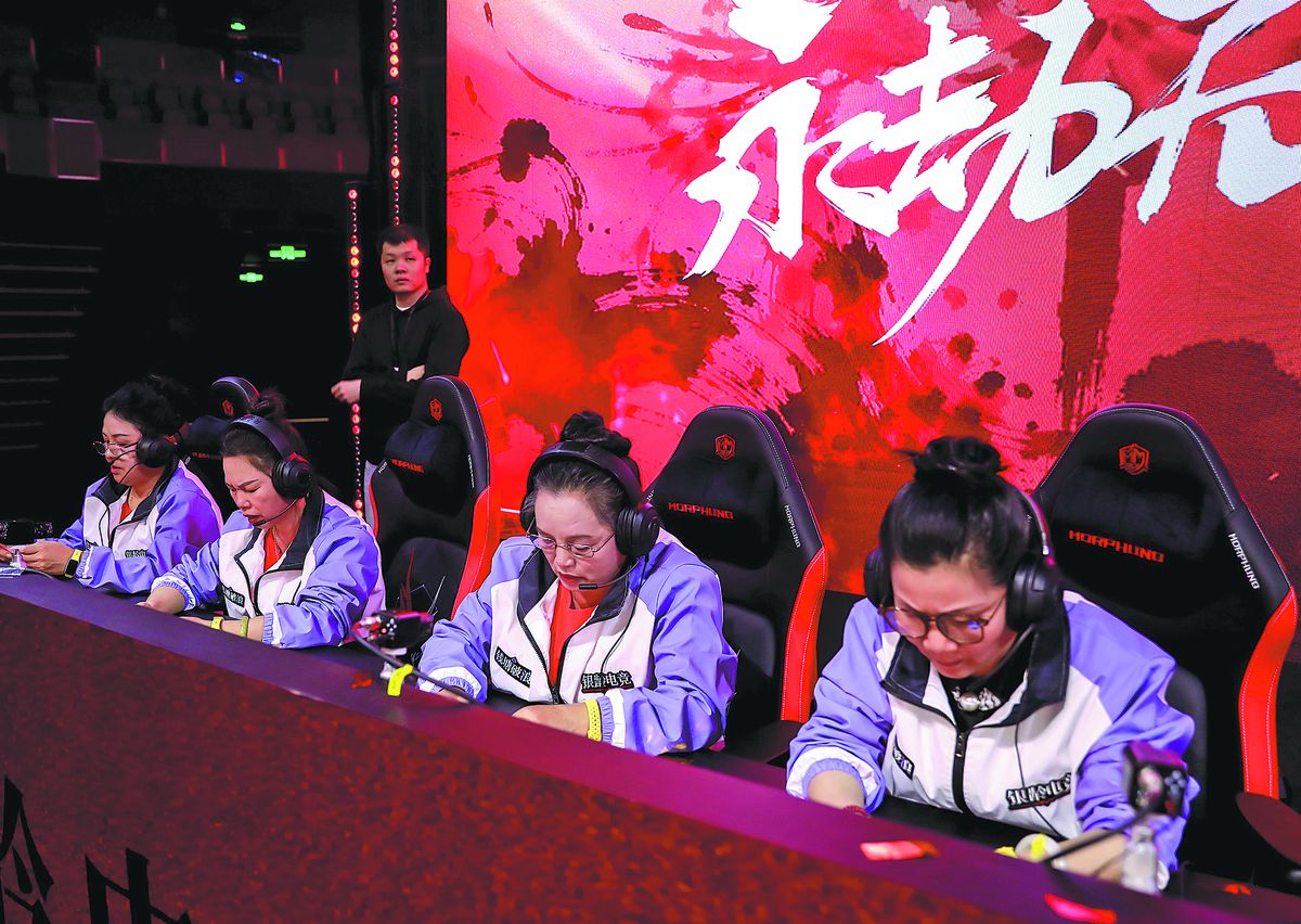 Deportistas mayores se reúnen para un torneo de deportes electrónicos en Hangzhou, provincia de Zhejiang, el 25 de octubre.