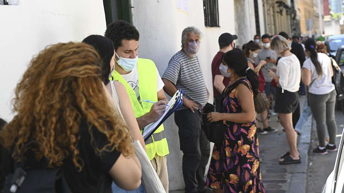 El médico fue agredido de un puñetazo en un Centro de Testeo, en Liniers, en medio de la tensión por la gran afluencia de personas