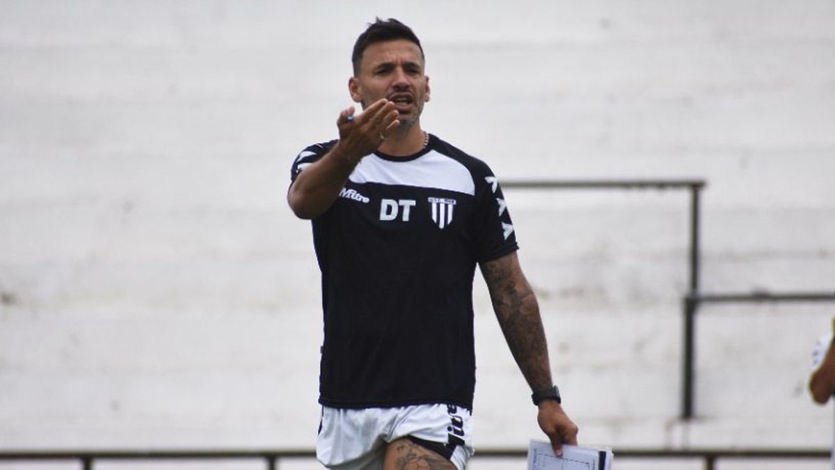 Ariel Broggi, es el entrenador de Gimnasia y Esgrima.