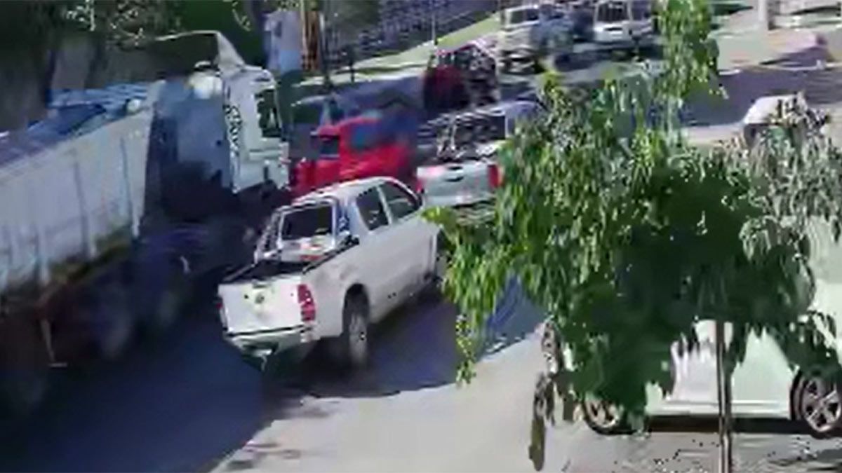 Captura de pantalla del video en el que se ve a un camión que se quedó sin frenos y chocó a 8 autos.