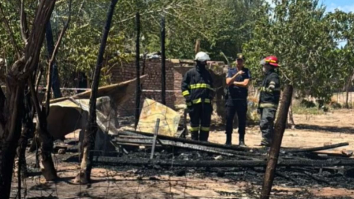 Bomberos trabajó en el incendio en El Algarrobal.