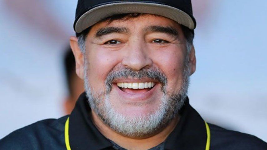 Maradona, como hincha de Boca, le dio la bienvenida al italiano De Rossi
