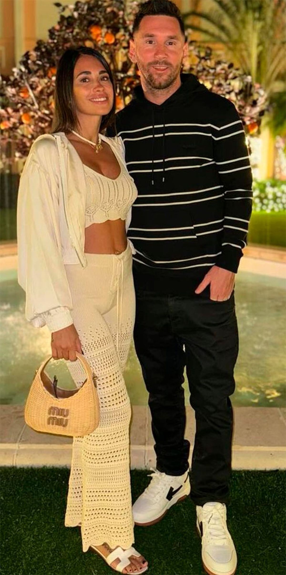 Una foto romántica entre Antonela Roccuzzo y Messi. Una foto romántica entre Antonela Roccuzzo y Messi.