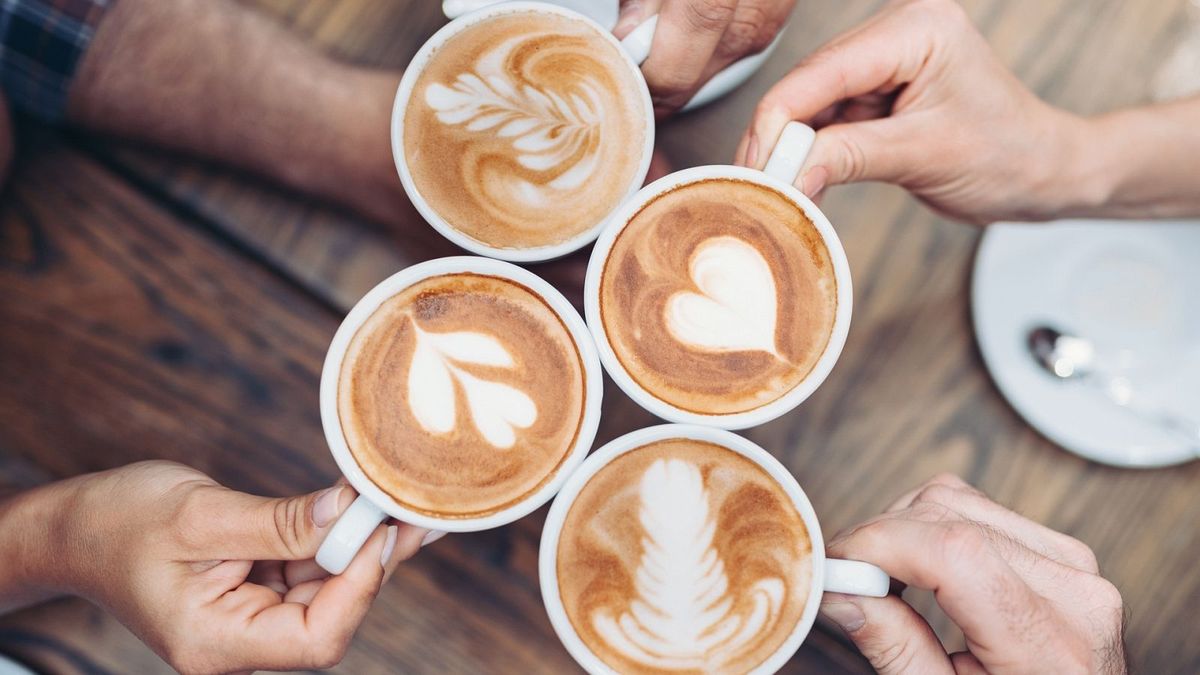 Considera incluir lácteos o alternativas ricas en calcio en tu dieta, ya que 300mg diarios pueden reducir el riesgo de cáncer colorrectal en un 17%. Considera incluir lácteos o alternativas ricas en calcio en tu dieta, ya que 300mg diarios pueden reducir el riesgo de cáncer colorrectal en un 17%.