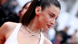 María Pedraza paraliza el Festival de Cannes con su look ultra coquette, ceñido y off-white