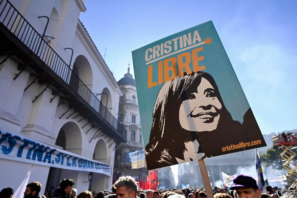Alrededor de medio millón de personas se reunió para brindarle su apoyo a la ex presidenta Cristina Kirchner. Alrededor de medio millón de personas se reunió para brindarle su apoyo a la ex presidenta Cristina Kirchner.