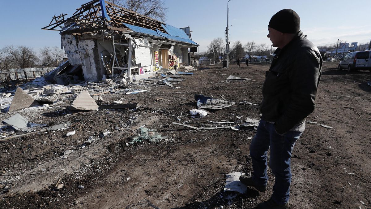 Desolador. Un hombre observa cómo quedó destruida su vivienda.