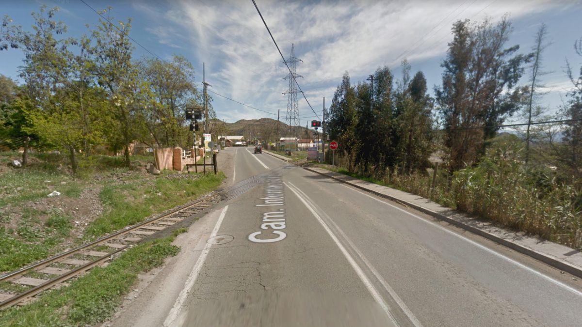 En este cruce ferroviario previo al ingreso a Los Andes, el auto de las turistas mendocinas sufrió el primer intento de robo y pinchadura de un neumático.