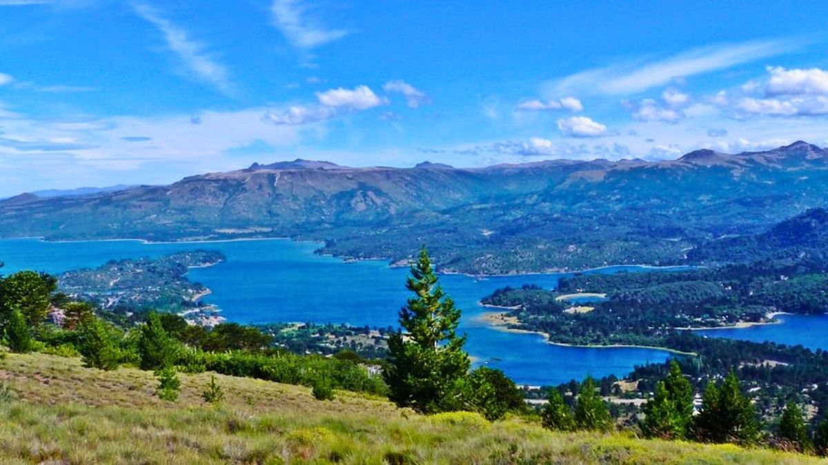 El pueblo de Villa Pehuenia ofrece los mejores paisajes. El pueblo de Villa Pehuenia ofrece los mejores paisajes.