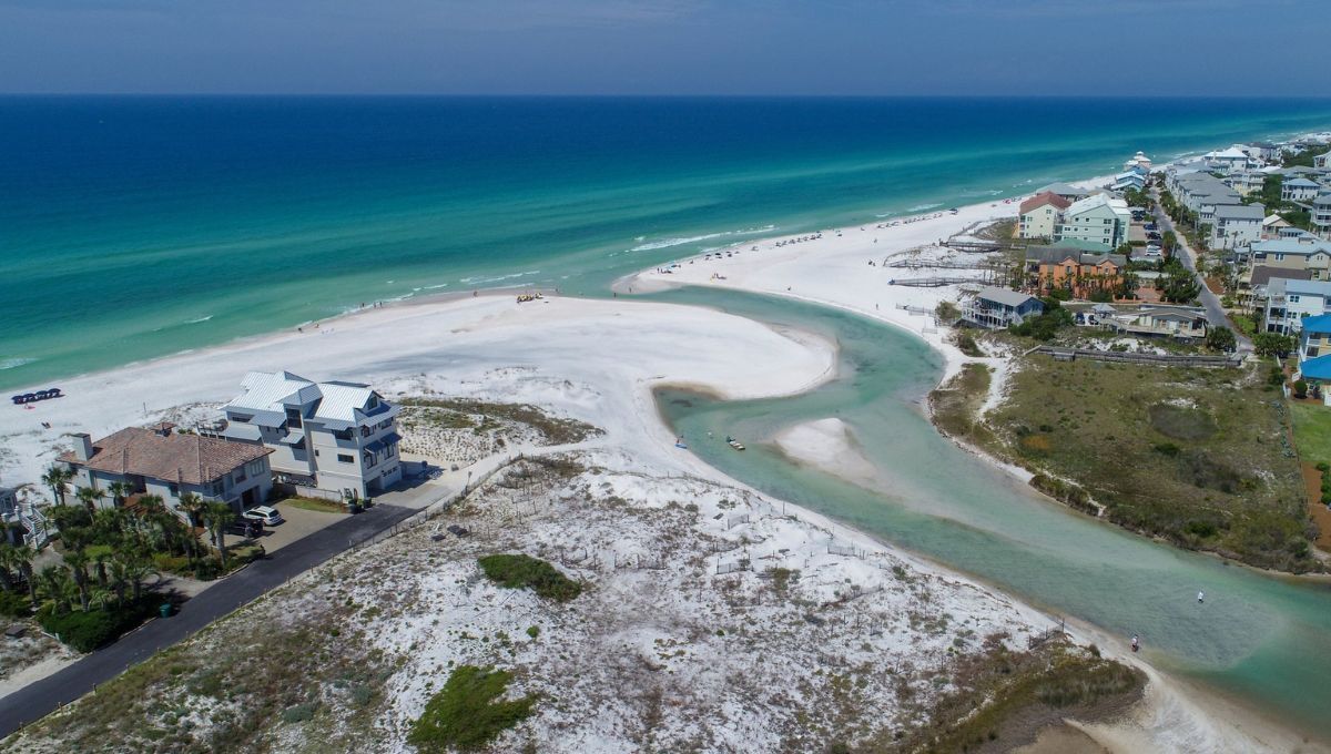 Esta es una de las pocas playas en el mundo que tiene lagos de dunas costeras. 