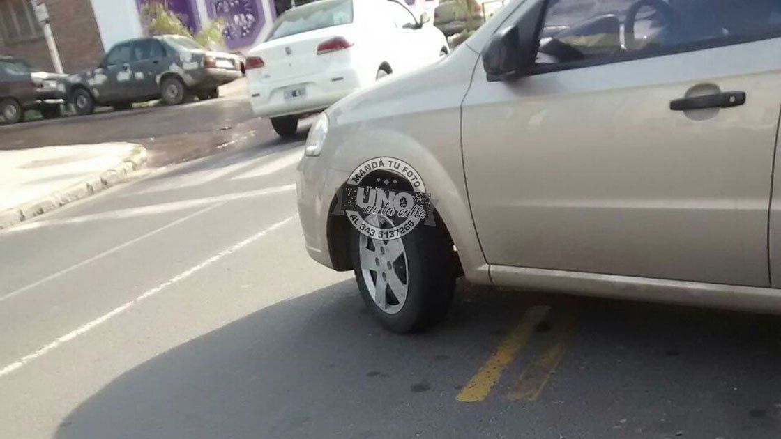 Una mamá armó un álbum de fotos con autos mal estacionados en Paraná