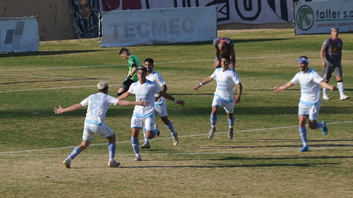 Contreras puso el 2 a 1 y frenó la reacción del Lobo (UNO/Martín Pravata).
