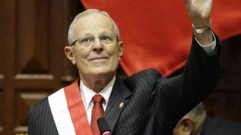 En medio del escándalo por la compra de votos, renunció el presidente de Perú