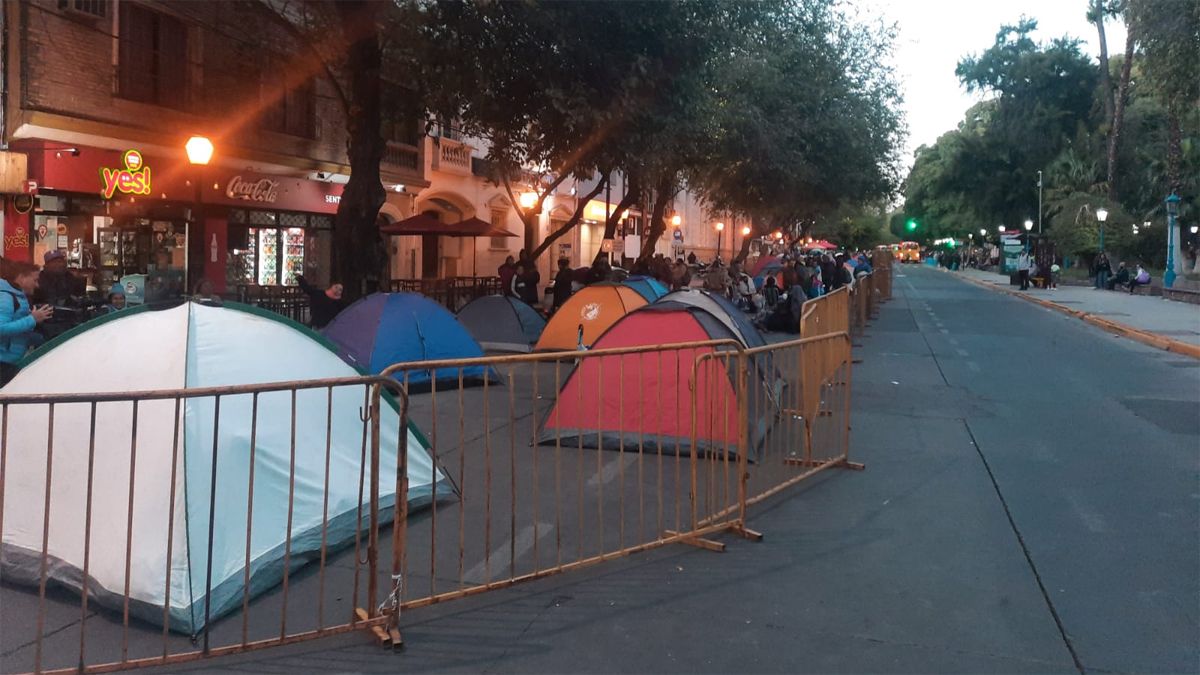 El Polo Obrero continúa con el acampe en la Legislatura y hay media calzada libre sobre Patricias