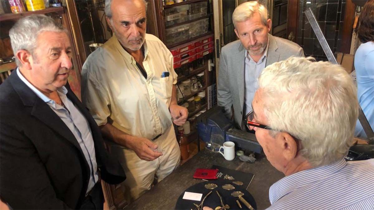 El diputado Julio Cobos (primero a la izquierda) dialoga con el orfebre Juan Carlos Parrols (de anteojos).