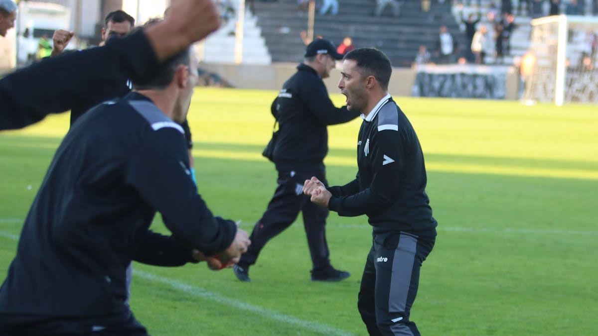 Joaquín Sastre festejó en forma eufórica el gol de Nico Romano que le dio el triunfo a Gimnasia y Esgrima ante Agropecuario.