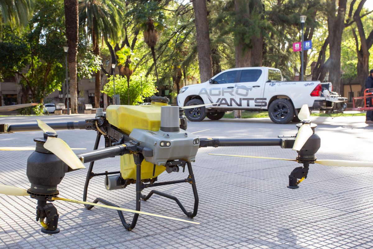 Los drones que utiliza la Municipalidad de Ciudad para fumigar el arbolado público. Los drones que utiliza la Municipalidad de Ciudad para fumigar el arbolado público.
