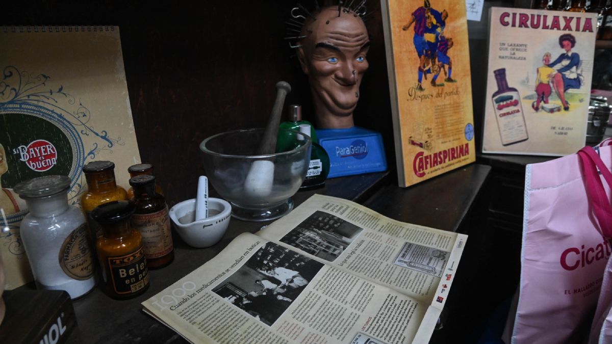 Parte del museo particular que posee la farmacia centenaria.