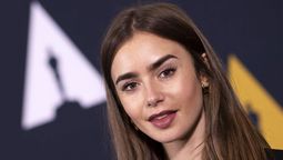Lily Collins, hija del músico Phil Collins, es la cara más visible de la película Frutos del viento, por su papel en la serie Emily en París.