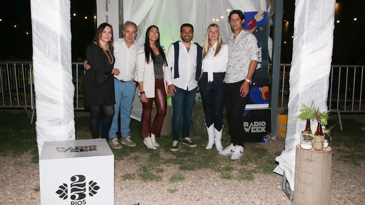 Carina Scandura; gerenta de Noticias de Radio Nihuil; Leandro Baldivieso, gerente de Producción y Programación de Canal Siete; Sabrina Salvi, gerenta comercial; Gustavo Carrillo; gerente general de Grupo América Cuyo; Paola Piquer, gerenta editorial de Grupo América, y Sebastián Palma, responsable de Marketing.