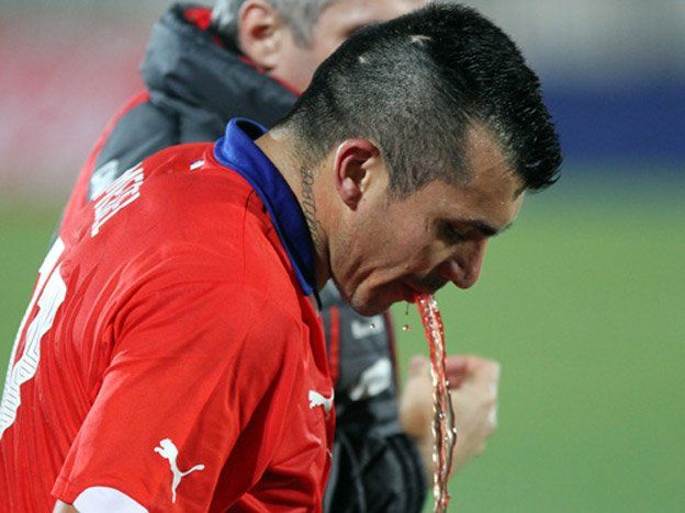 Codazo a gary medel