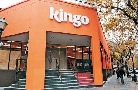 Cambiaron la fachada del edificio donde estaba Blockbuster para instalar un patio de comidas