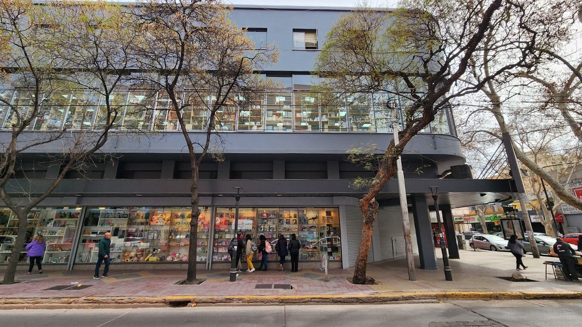 Todos los variados productos de la tienda de bazar Yafanni Center están dispuestos hasta en la vidriera. Estiman que inaugurará en 10 días. Todos los variados productos de la tienda de bazar Yafanni Center están dispuestos hasta en la vidriera. Estiman que inaugurará en 10 días.