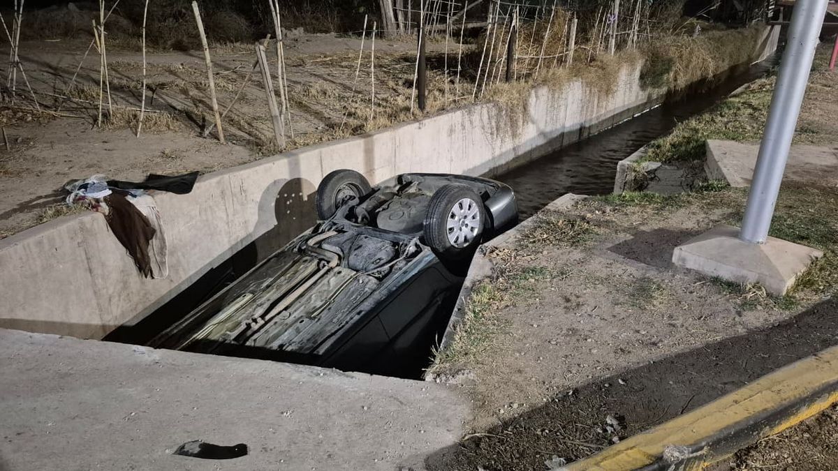 Tras el accidente el auto en el que iban las víctimas quedó dentro de un zanjón con agua con las ruedas hacia arriba. Tras el accidente el auto en el que iban las víctimas quedó dentro de un zanjón con agua con las ruedas hacia arriba.