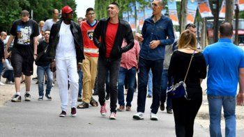 Los hombres más altos del mundo se pasean por París