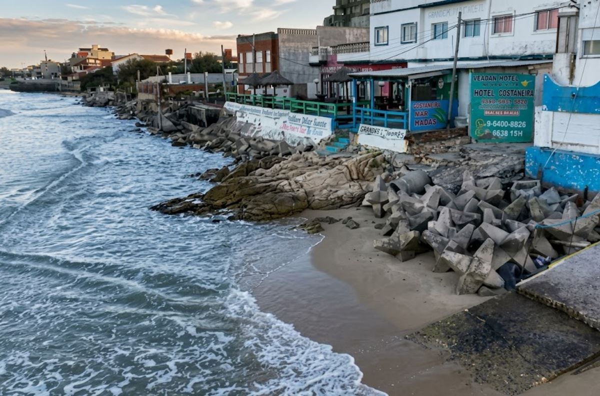 El agua avanza sobre los edificios costeros de Mar del Tuyú y hay preocupación en la población. Foto: gentileza&nbsp; 