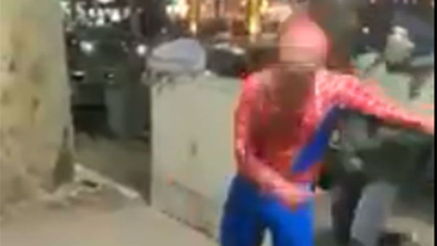 Brutal y cobarde agresión a un joven que hacía su show disfrazado de Spiderman