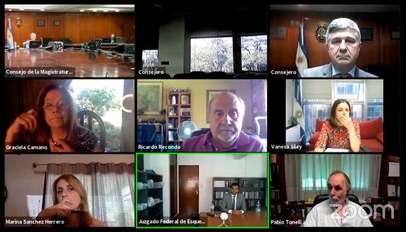 Un momento de las entrevistas por Zoom a cargo de los seis consejeros desde Buenos Aires con los postulantes.