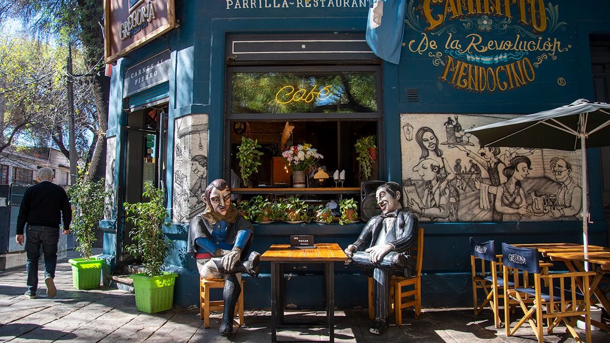 San Martín y Gardel, íconos de la argentinidad, se encuentran en la Alameda mendocina de la mano de Carlos Meizenq, creador de la zona