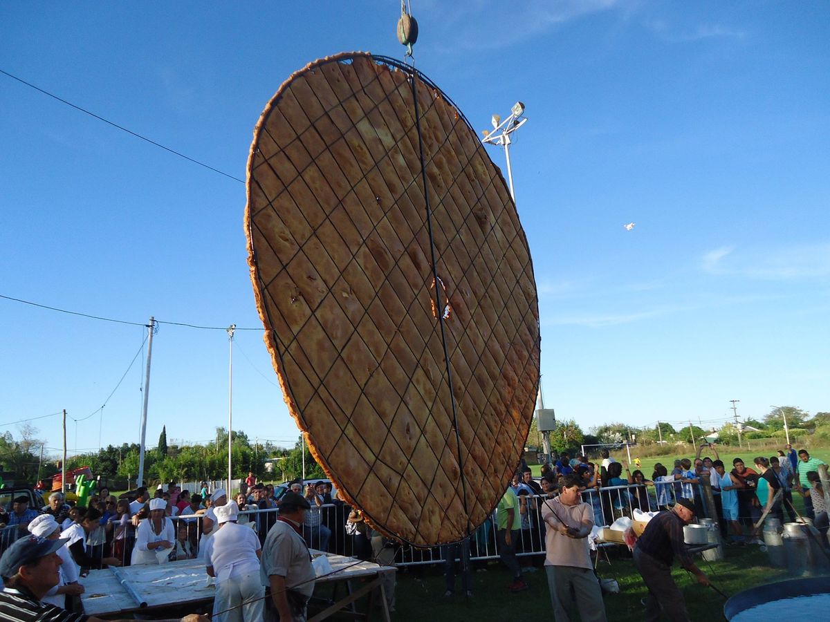 Sopaipilla gigante. Hicieron la torta frita más grande del mundo.