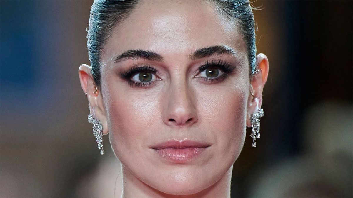 La actriz Blanca Suárez la rompe en su papel de Lurdes Iribar en la película de Netflix.