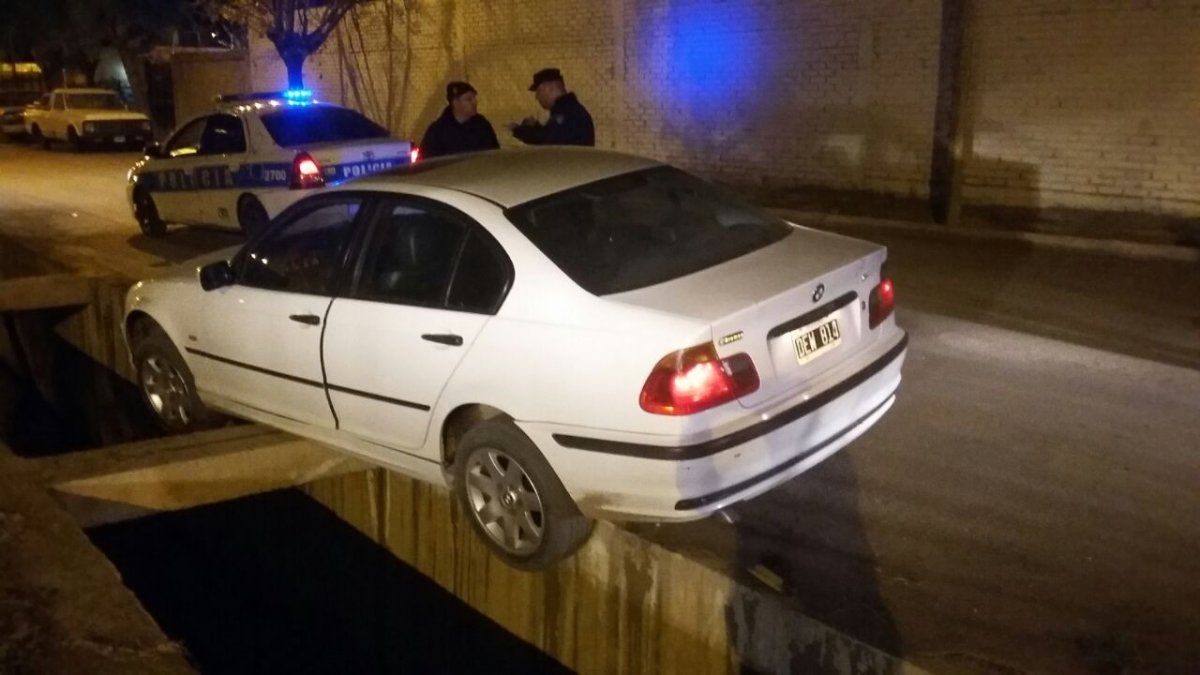 Delincuentes robaron un auto, pero lo abandonaron en medio de una persecución policial