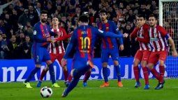 No siempre va adentro: Messi casi hace un golazo