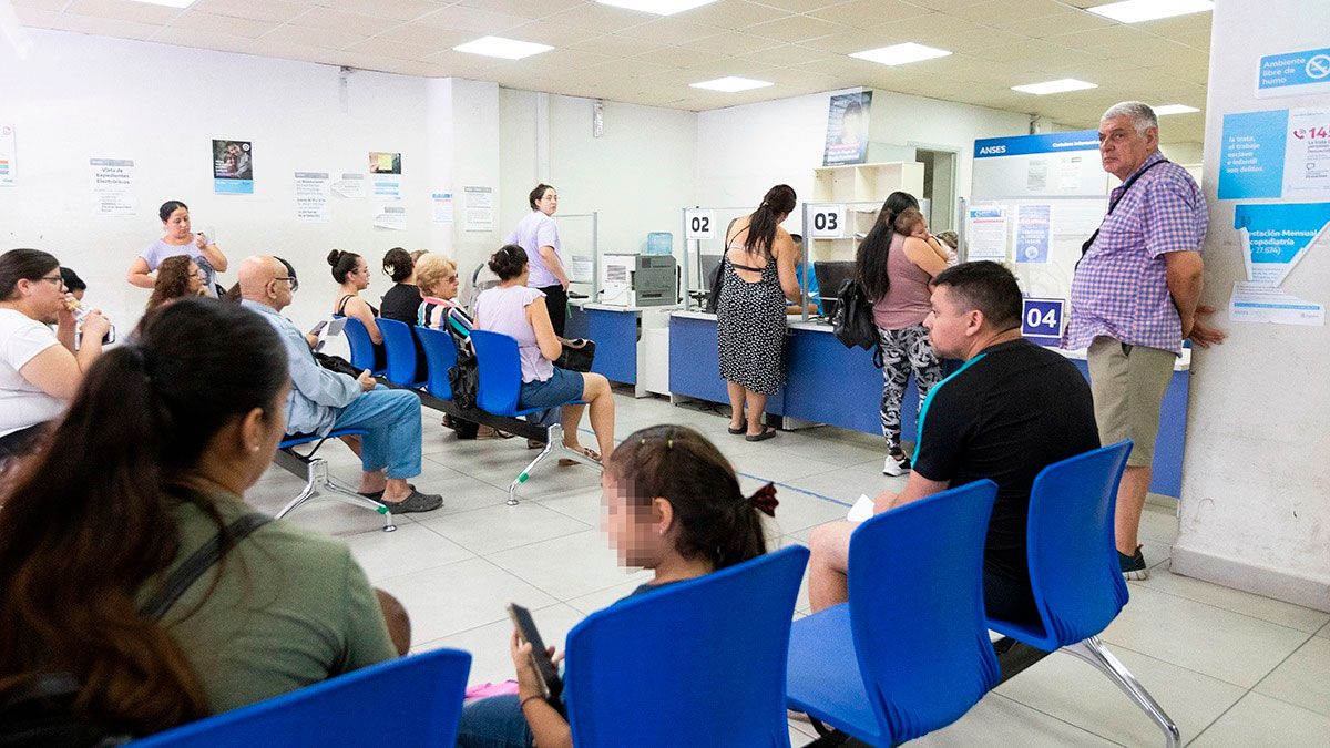 ANSES confirmó a los tres sectores de beneficiarios que recibirán el bono en mayo. ANSES confirmó a los tres sectores de beneficiarios que recibirán el bono en mayo.