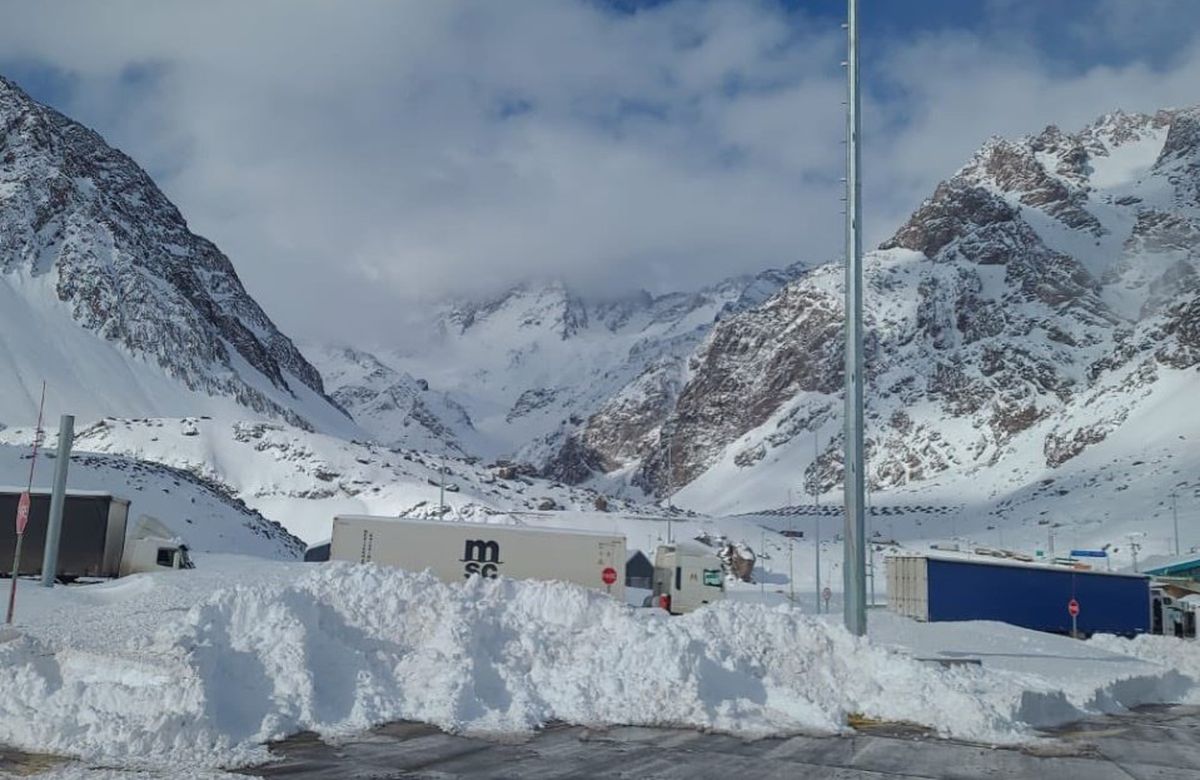 Hasta el mediodía de este lunes ya pasaron 500 camiones por el Paso Cristo Redentor. Hasta el mediodía de este lunes ya pasaron 500 camiones por el Paso Cristo Redentor.