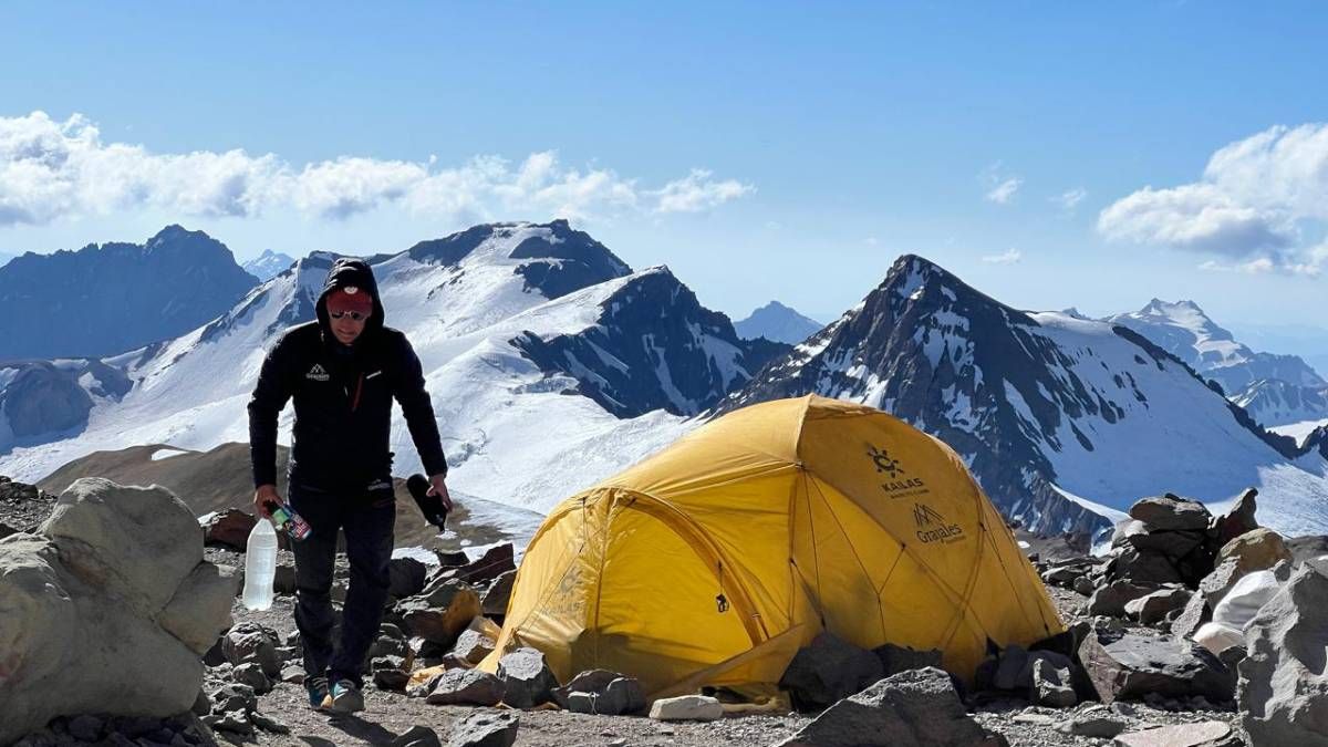 Gerardo Tejeda, el realizador de contenidos y cámara de El Siete, recién llegado a Nido de Cóndores. El equipo cumbre descansará antes de continuar a la cima del Aconcagua.