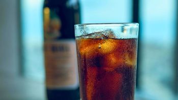 Una famosa del espectáculo se hizo viral por pedir Fernet con agua en el boliche Una famosa del espectáculo se hizo viral por pedir Fernet con agua en el boliche