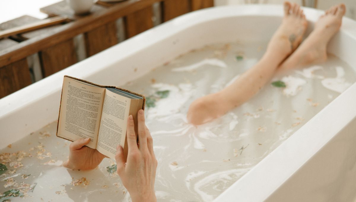 Descubre los beneficios de bañarse con leche y pétalos de flores